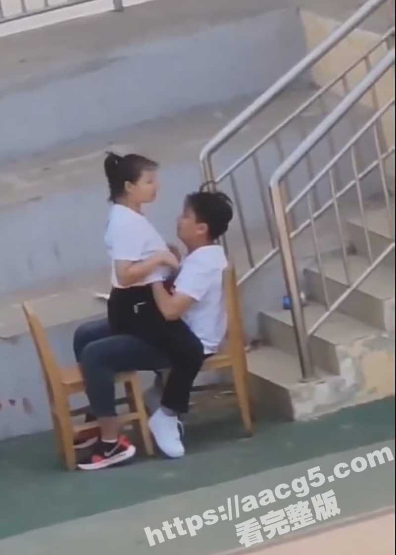 校园恋人户外性爱大冒相关图片