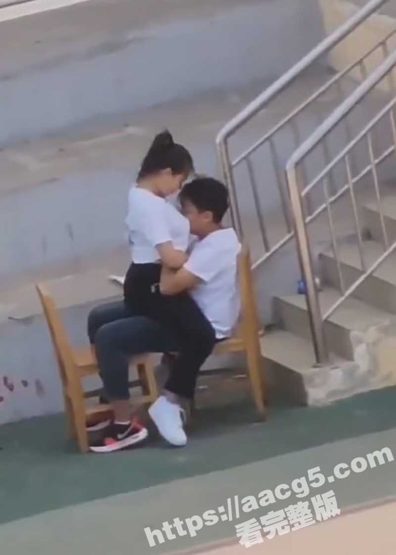 校园恋人户外性爱大冒相关图片