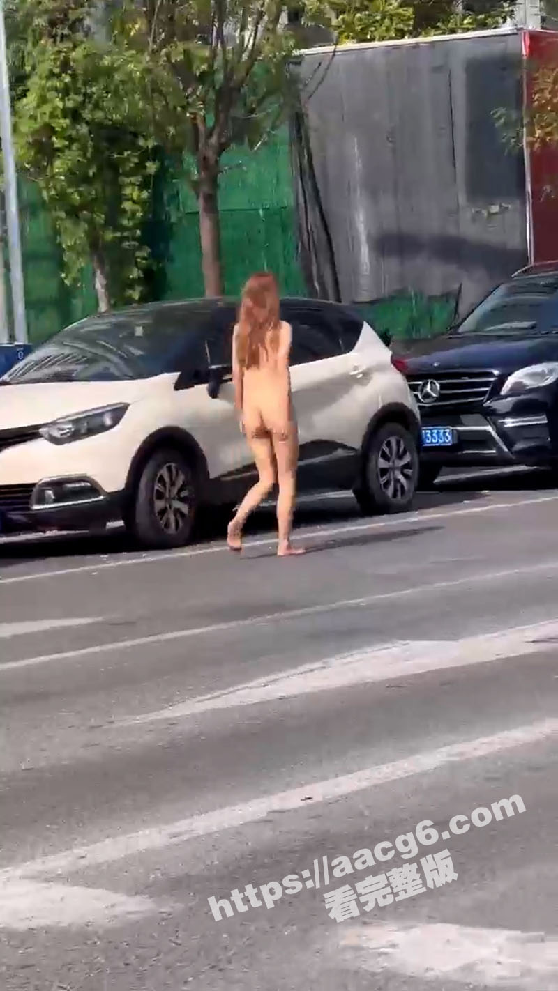 河南郑州街头惊现裸奔相关图片