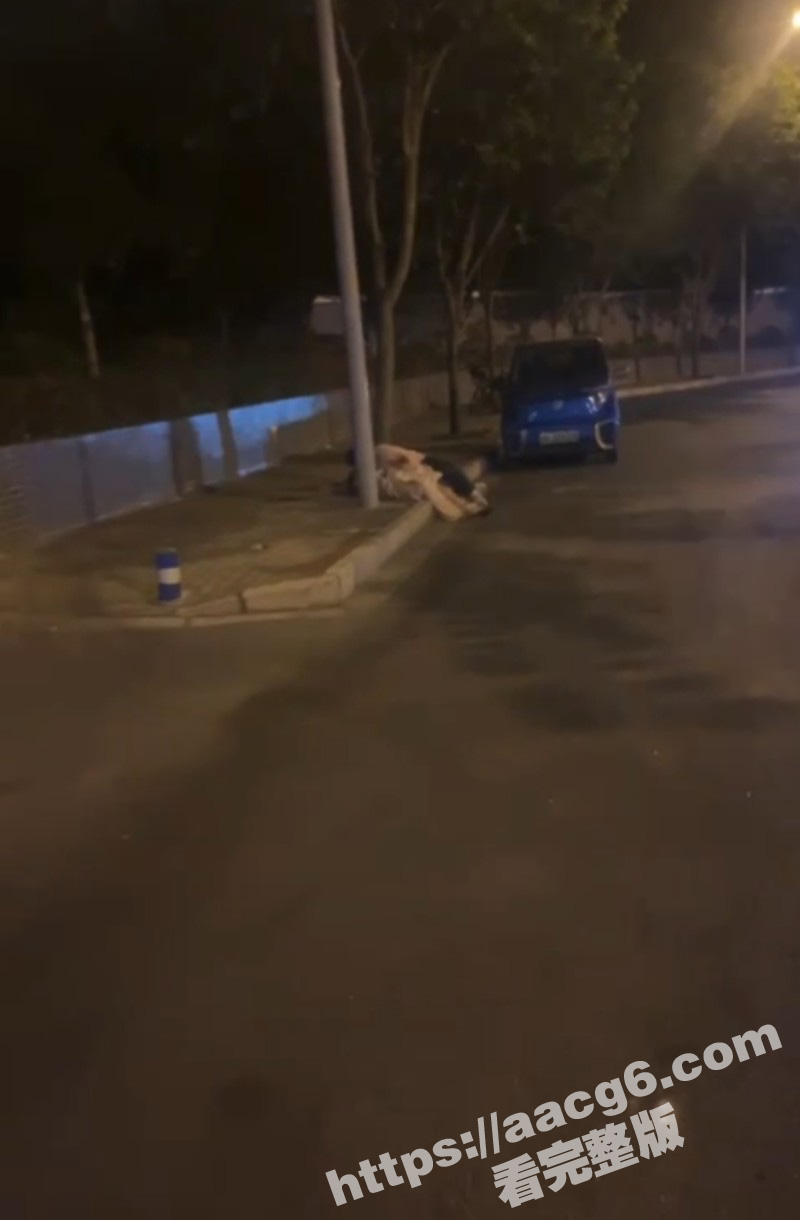 广西柳州醉酒女子路边相关图片