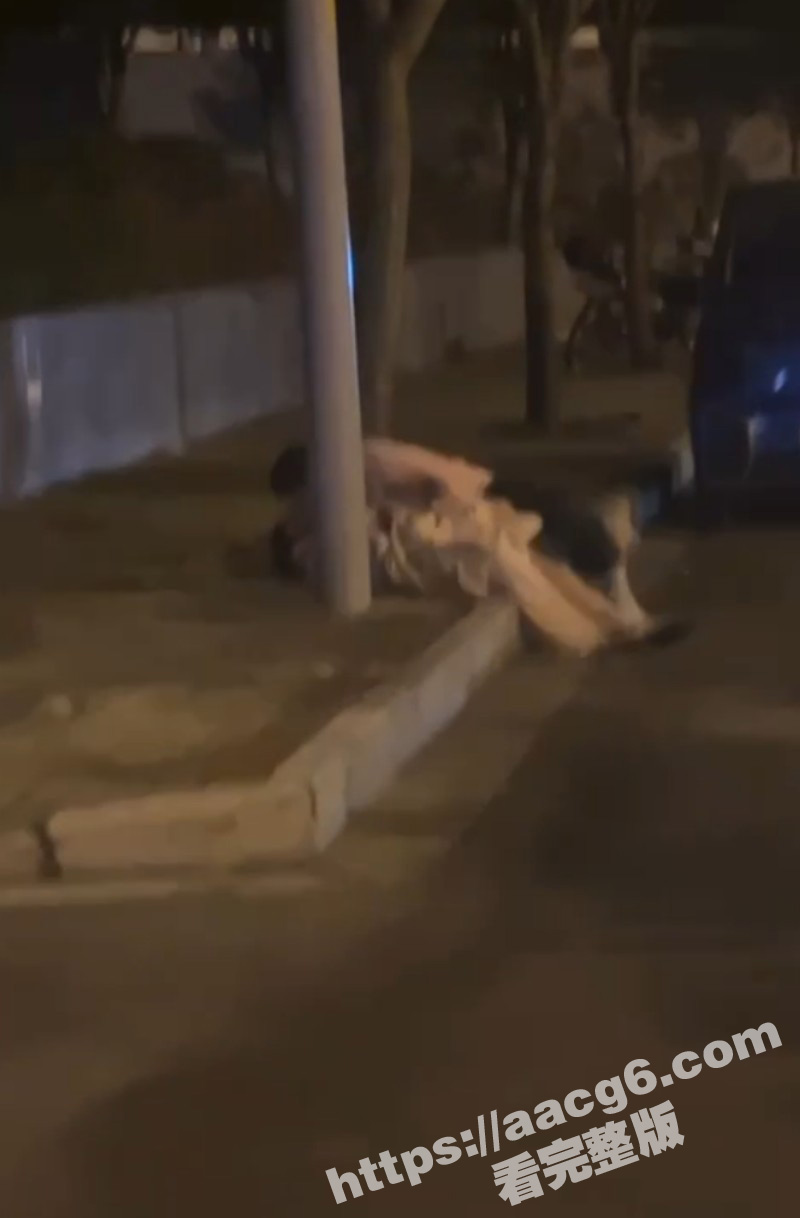 广西柳州醉酒女子路边相关图片