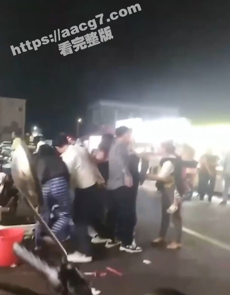 广东珠海惊现抓三名场面 儿子打老爸小三打原配 现场一度混乱不堪