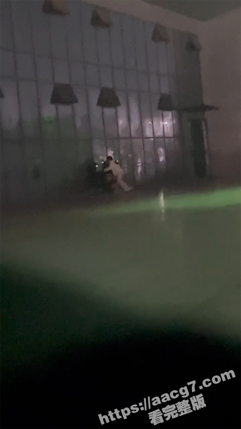 广西学院情侣野战 在学校操场长椅激情啪啪 被同学偷拍曝光 现在的年轻人 玩的真大胆啊