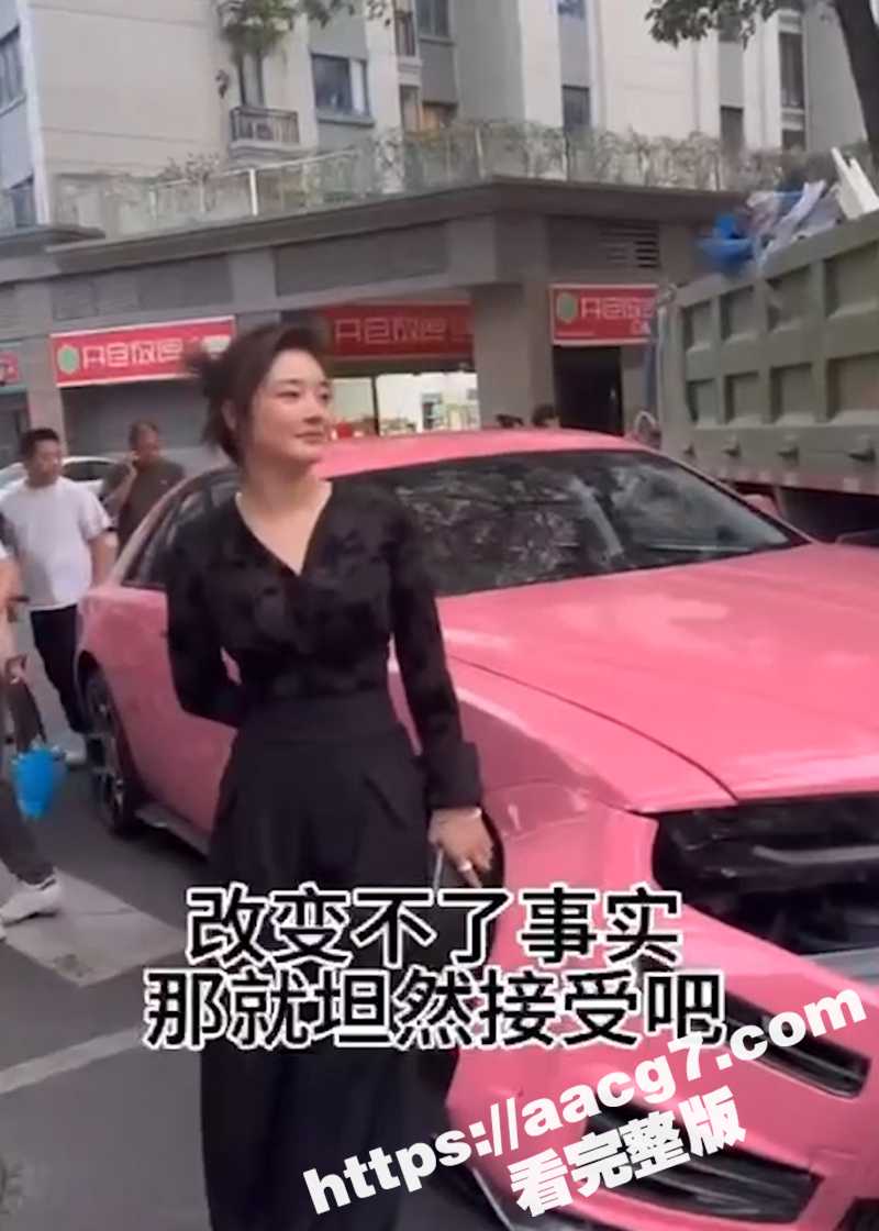 大货车全责撞粉色劳斯相关图片