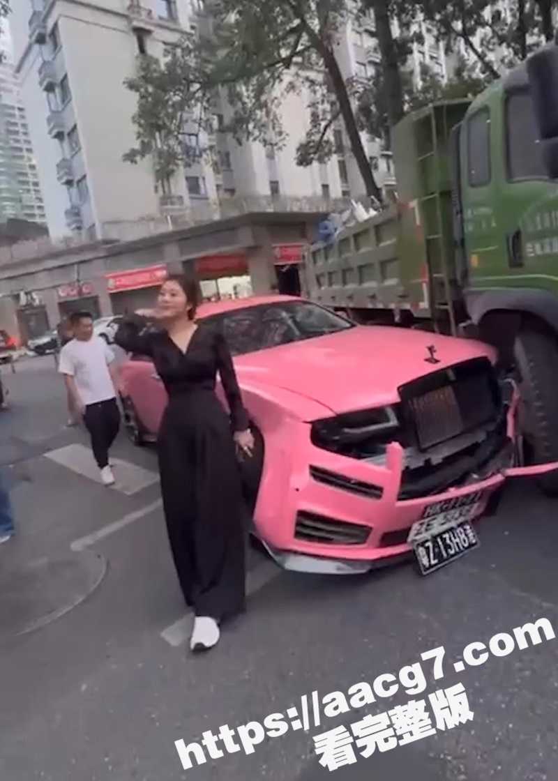 大货车全责撞粉色劳斯相关图片
