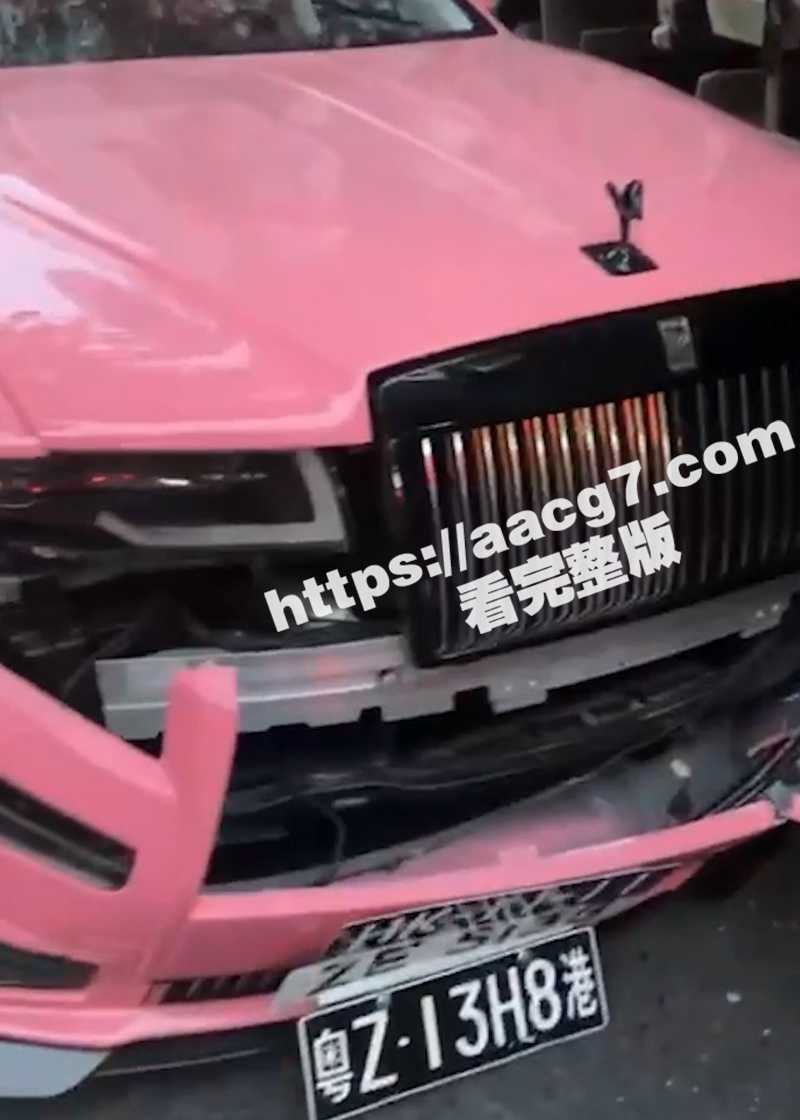 大货车全责撞粉色劳斯相关图片