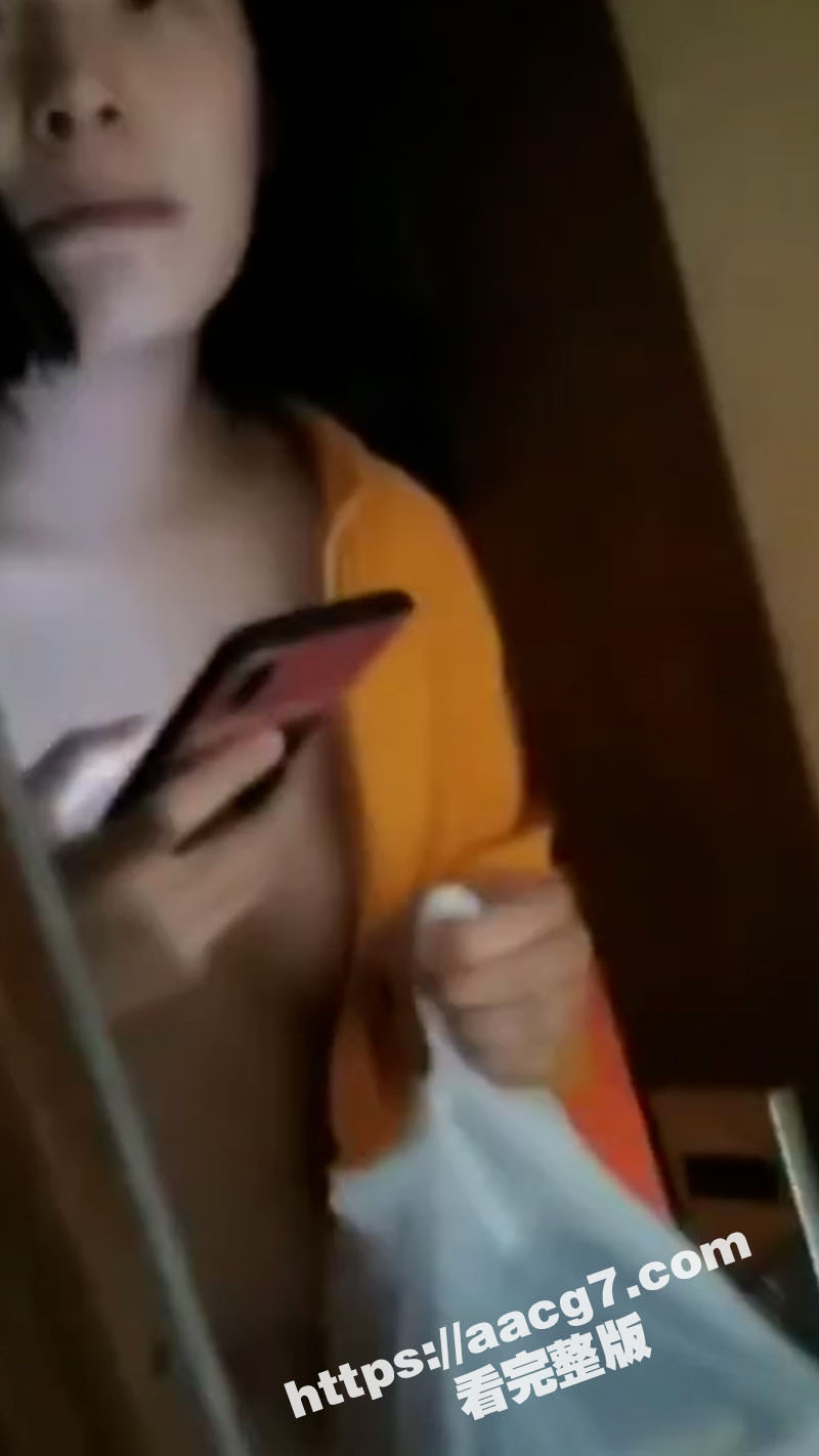 小哥送外卖碰到艳遇 美女裸体开门接外卖 热情邀请小哥进家呆一会儿 网友：又想骗老子去送外卖