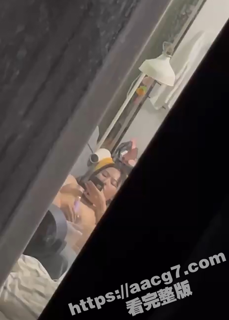 偷拍大现场 深圳修理工门缝中居然看到小少妇双腿大张拿着玩具自慰 估计是看黄片 骚逼痒的忍耐不住了