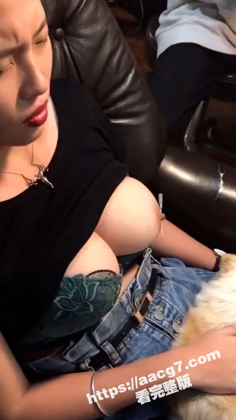 巨乳网红女主播在线刺穿乳环仪式 雪白酥胸刺激粉丝眼球狂砸百万打赏 隔着屏幕看着很痛啊