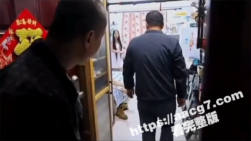 叫开锁师傅这捉奸 抓到老婆和情人全裸 男子暴怒吓坏开锁师傅 该不会杀的起兴 连我一起干掉吧