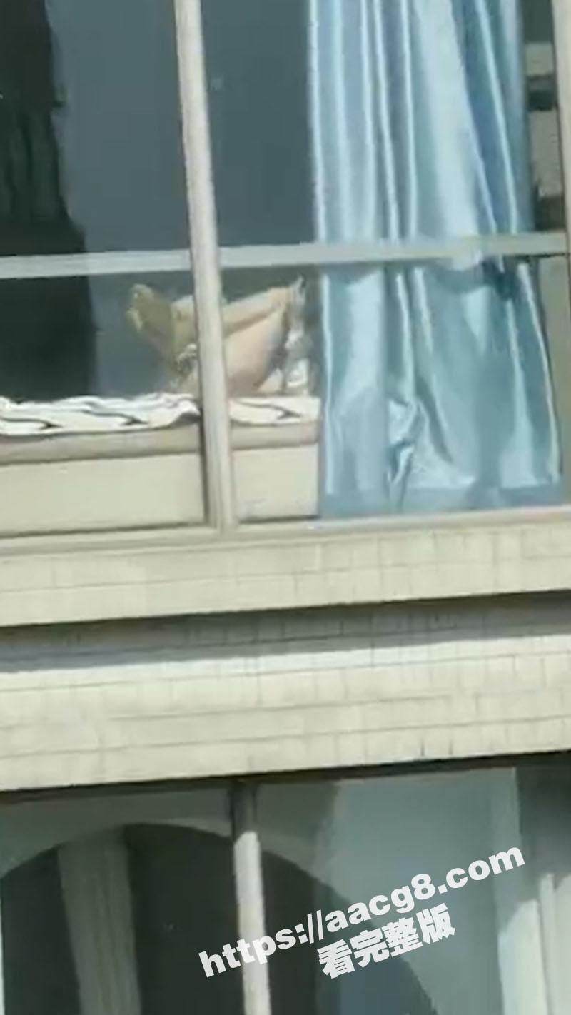 男子阳台晒太阳偶遇香艳场景 对面美女竟赤裸露阴 这么好的天气适晒晒逼补补钙啊