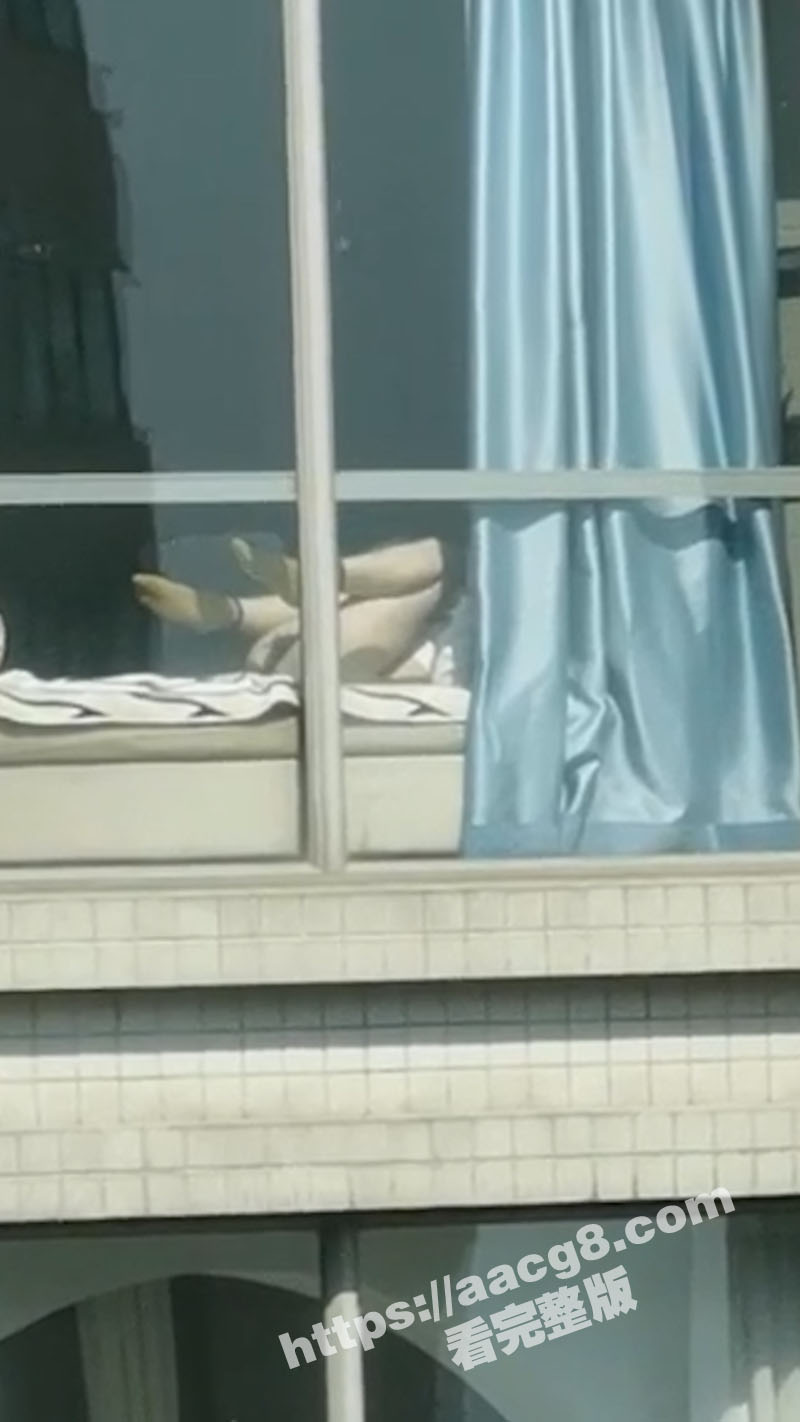 男子阳台晒太阳偶遇香相关图片