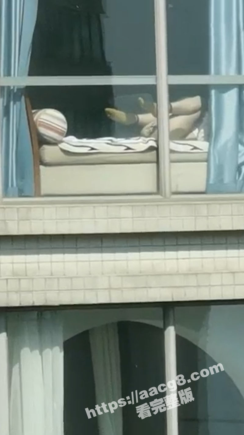男子阳台晒太阳偶遇香相关图片