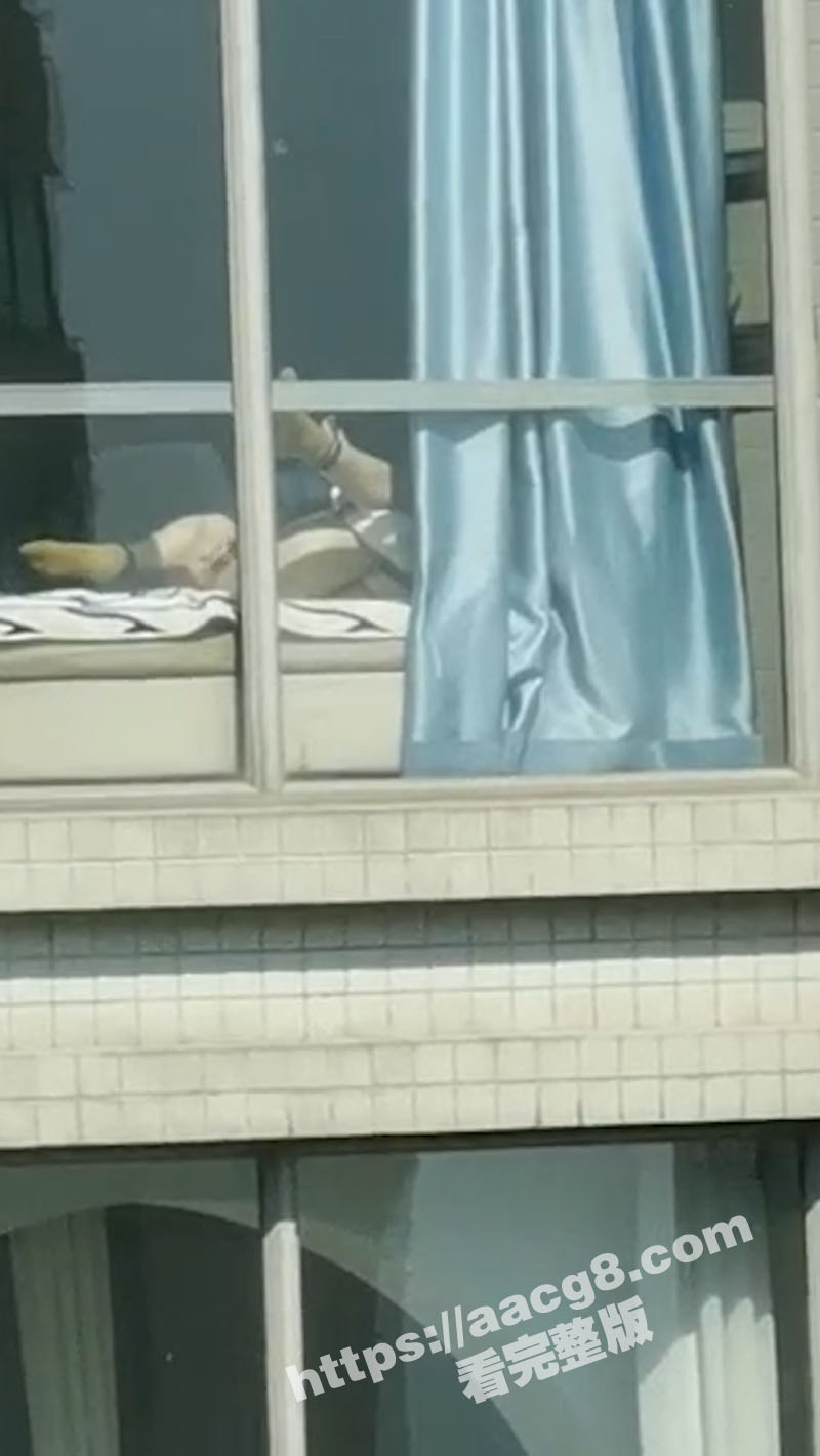 男子阳台晒太阳偶遇香相关图片