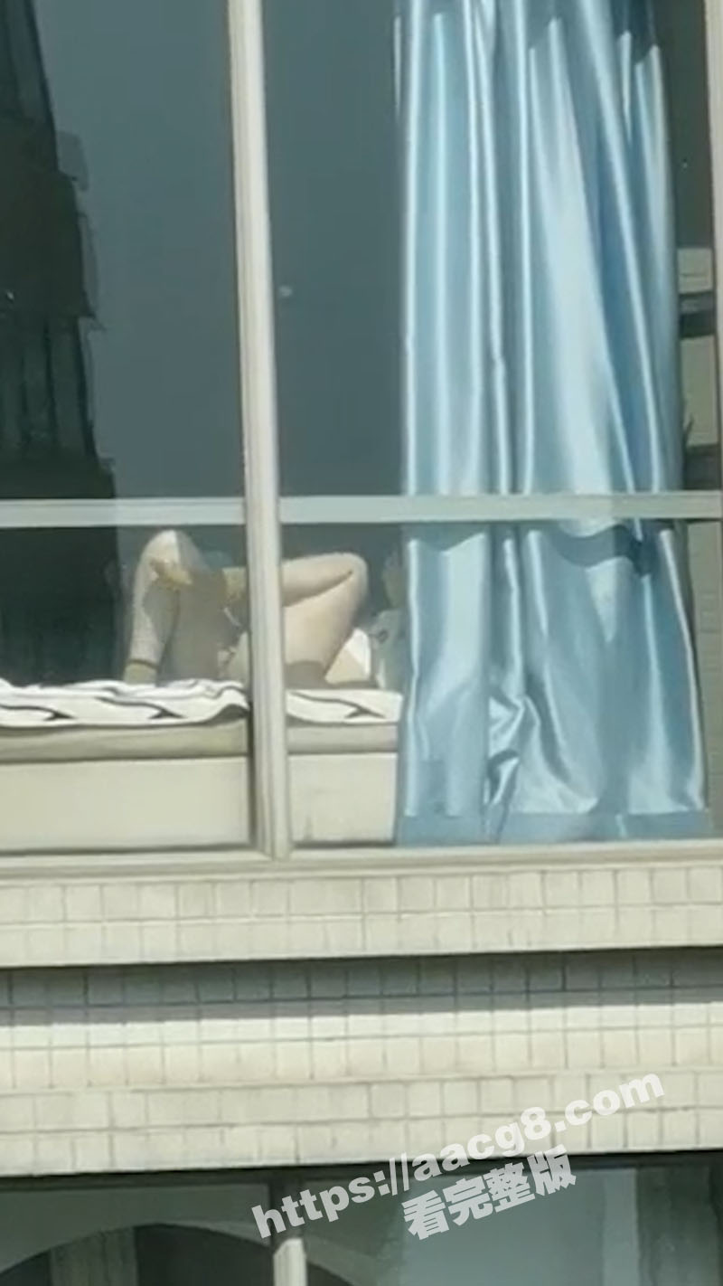 男子阳台晒太阳偶遇香相关图片