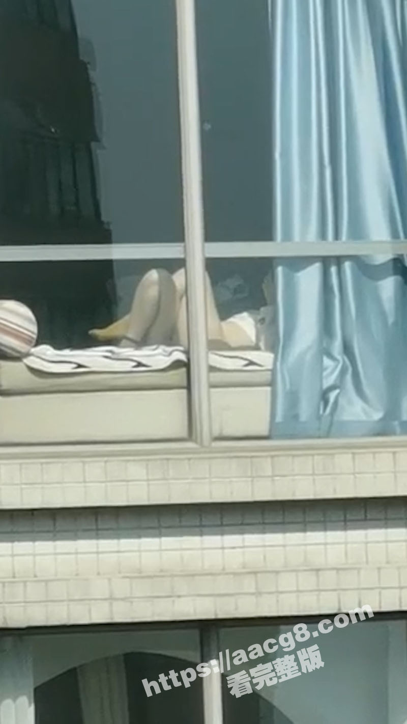 男子阳台晒太阳偶遇香相关图片