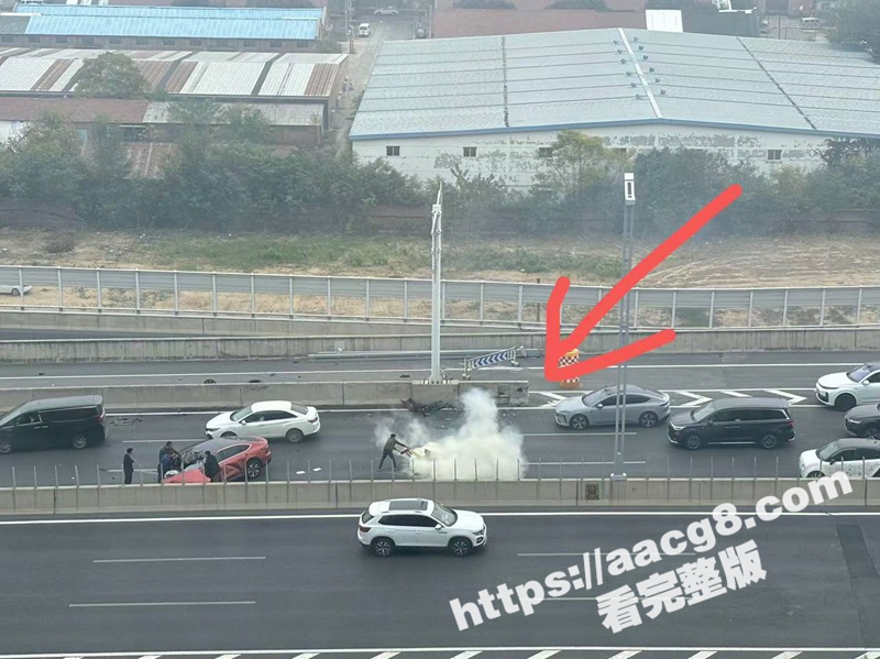 河南郑州蔚来发生车祸相关图片