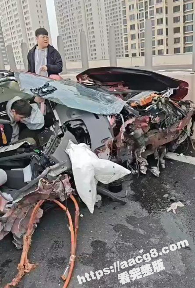 河南郑州蔚来发生车祸相关图片