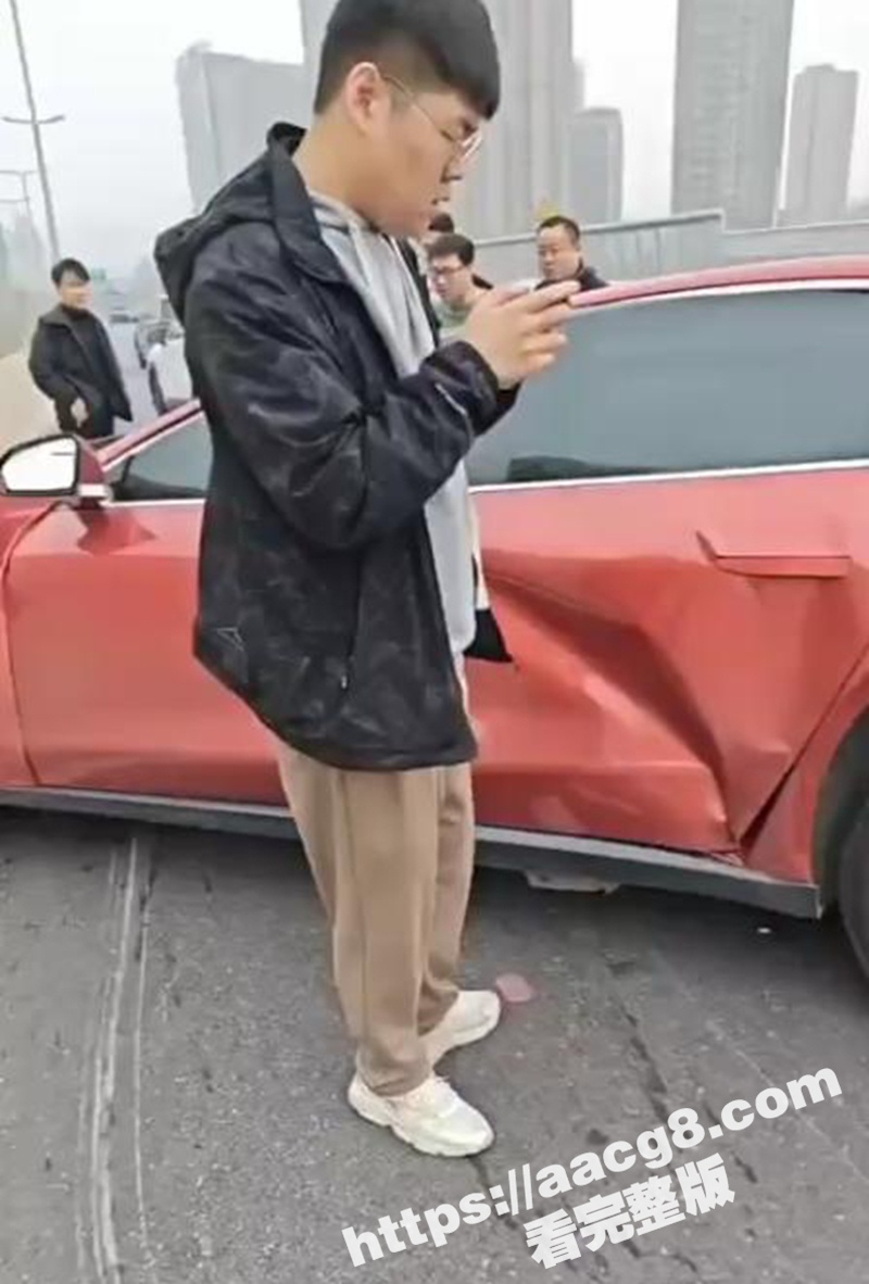 河南郑州蔚来发生车祸相关图片