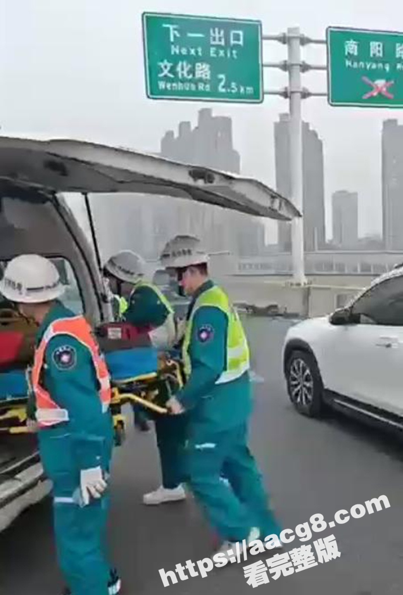 河南郑州蔚来发生车祸相关图片