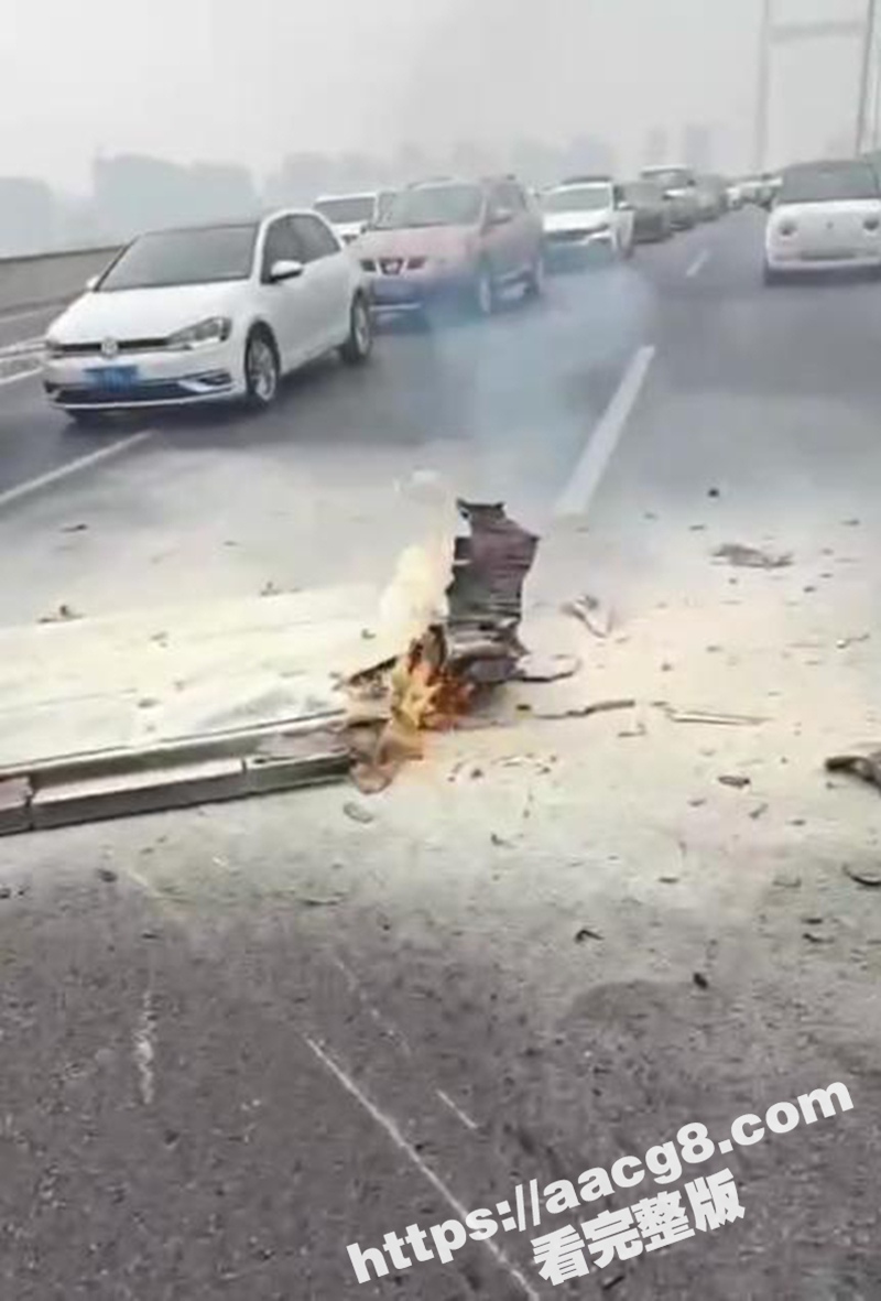 河南郑州蔚来发生车祸相关图片