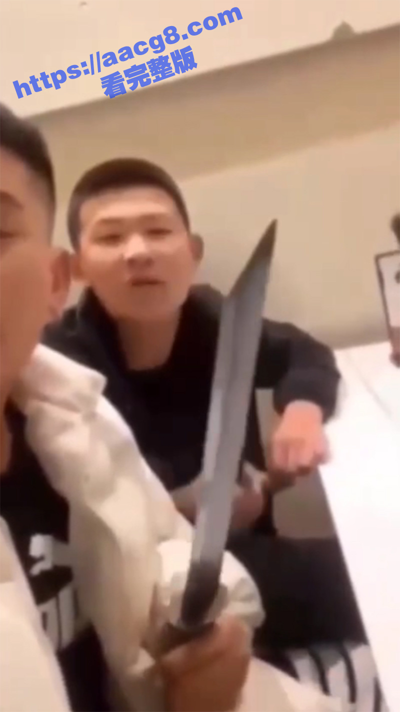 震惊！哈尔滨五常二中 惊现校园霸凌 几名辍学闲散人员 持刀威胁学生 当街堵人直接下手砍