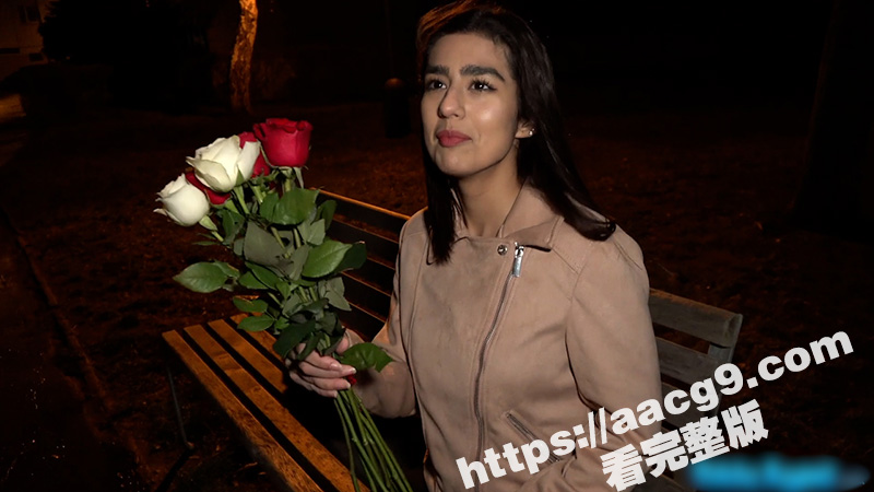 钞能力之捷克街头搭讪系列 美女被男友爽约独自等待 被小哥一束花带回家拿下