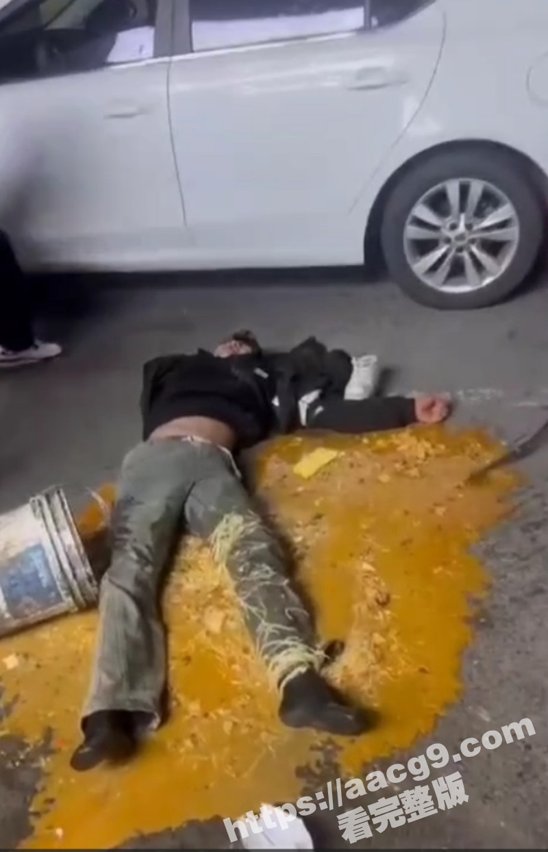 近日山东新泰市网吧街 20多名精神小伙围殴一男子 被打男子卧地不起 现场十分惨烈！