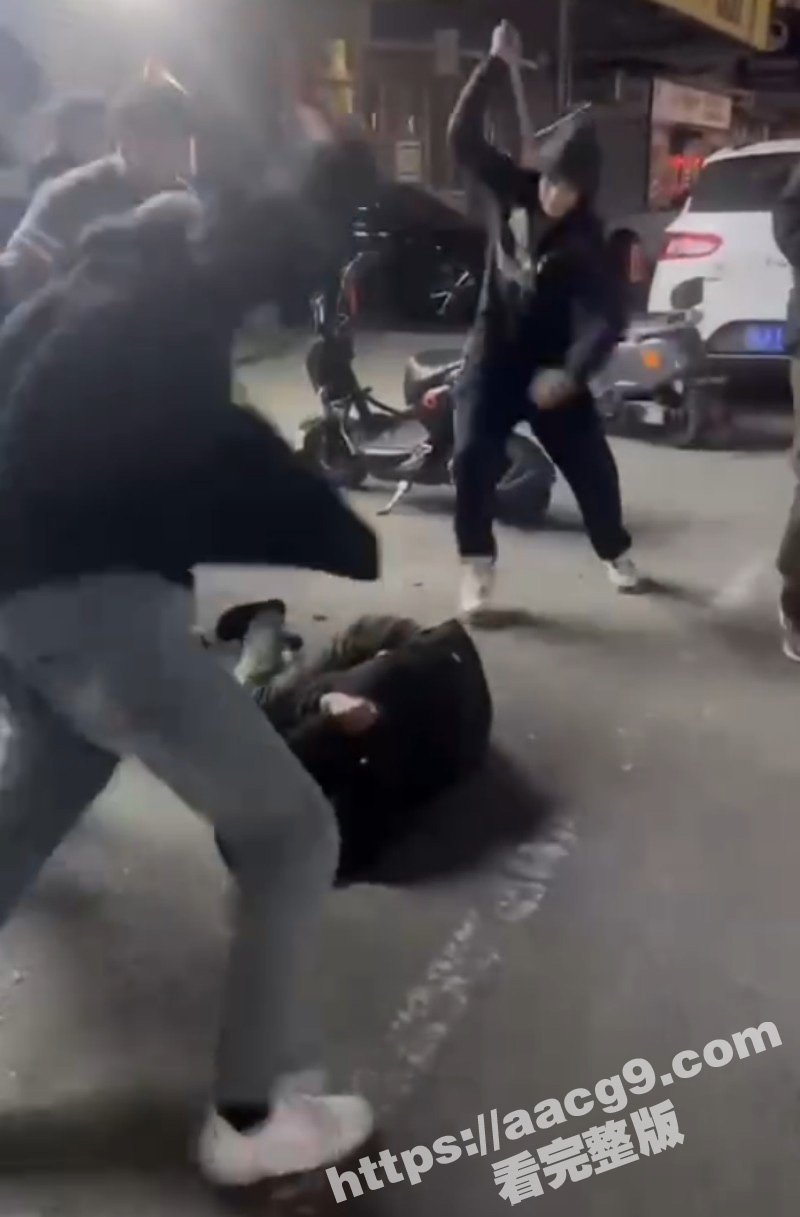 近日山东新泰市网吧街相关图片