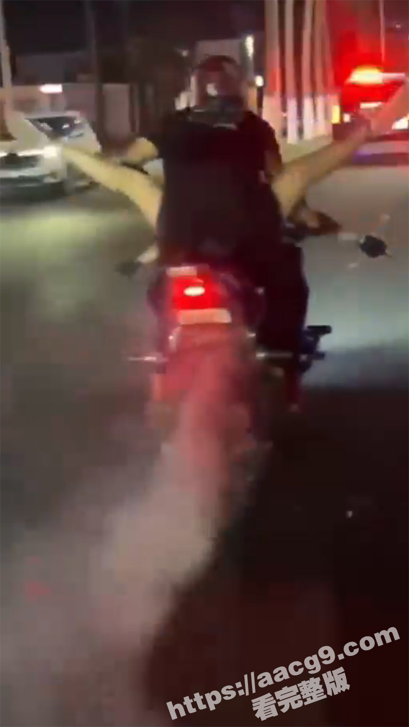 佛罗里达车神 骑摩托车操逼 还有警车开路 美女的腿大敞四开 这要是出了车祸 鸡巴都得折里面吧