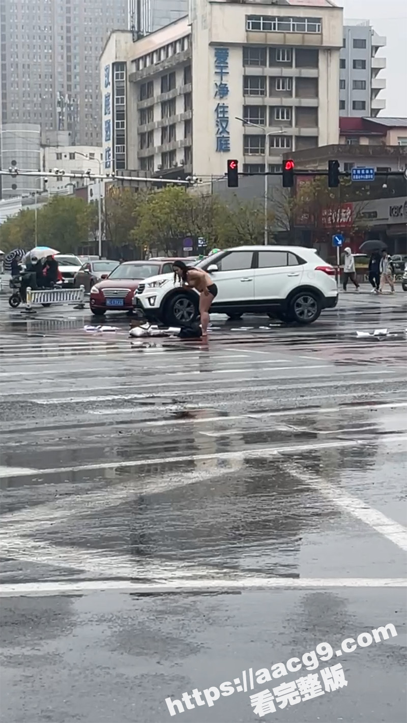 河北秦皇岛裸女事件 胖妹十字路口果断脱衣 疑似精神病全裸喊叫 目前已被警方带走
