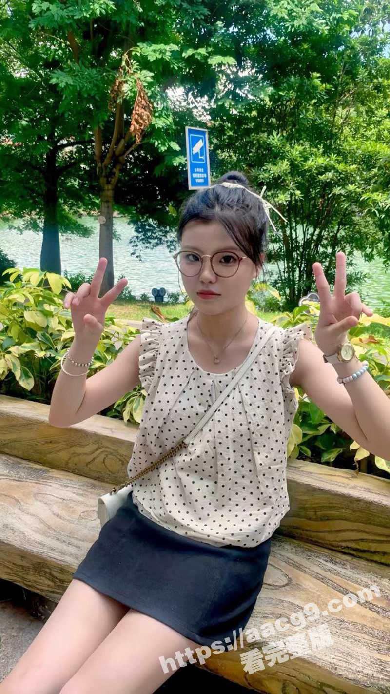 广西职业技术学院清纯学妹 李铭铭 疯狂丝袜控小母狗嫩腿任由把玩舔弄 淫乱多人运动滥交成性被曝光