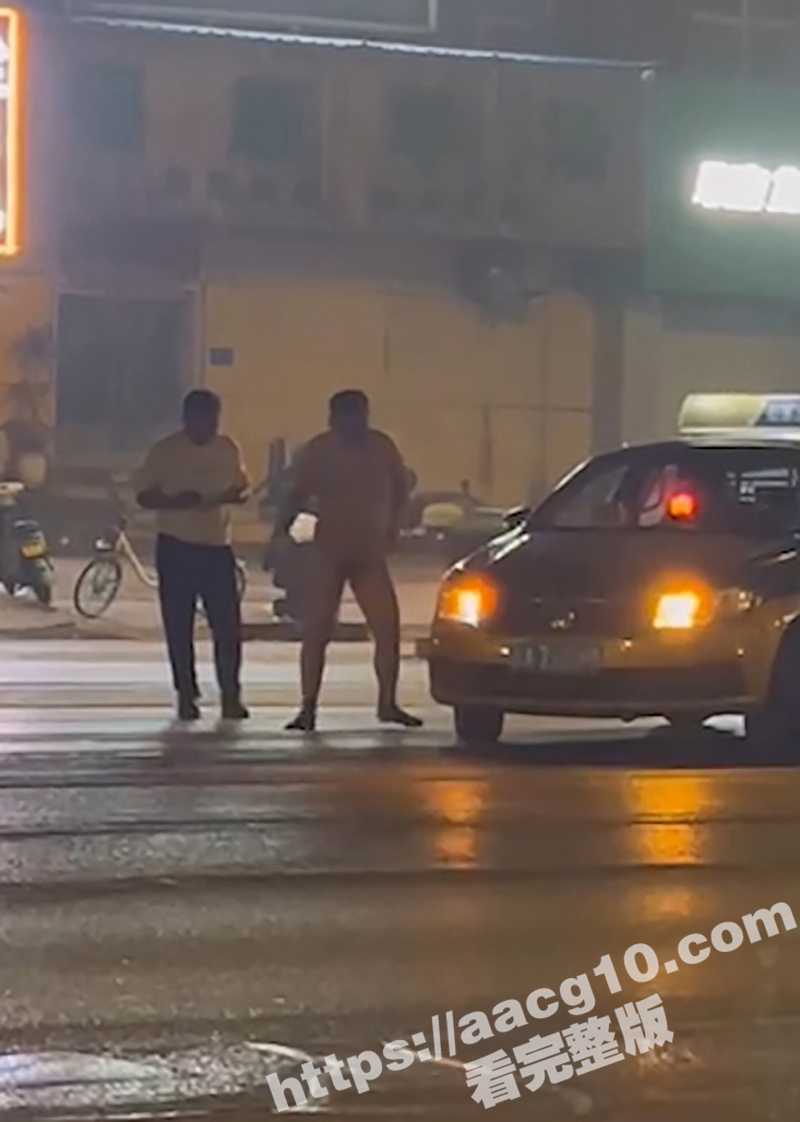 深夜出租车上演活春宫 裸男闹市区爬在出租车引擎盖上摆出各种撩拨姿势 街头上演限制级裸体车模戏！