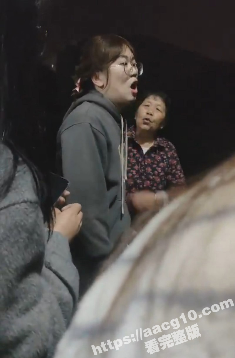 淮北师范2020级生物工程系祁鹿闻 男扮女装女浴室偷拍被抓 引得大量路人围观！