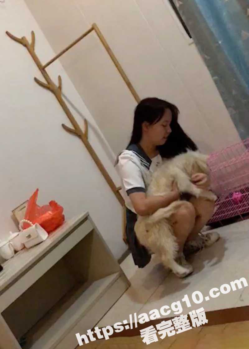 刚认识的爱狗小姐姐 穿着学生妹JK装 带宠物狗狗来约炮！卖力口交只为满足性瘾 多毛淫穴召唤男人狠狠操她！