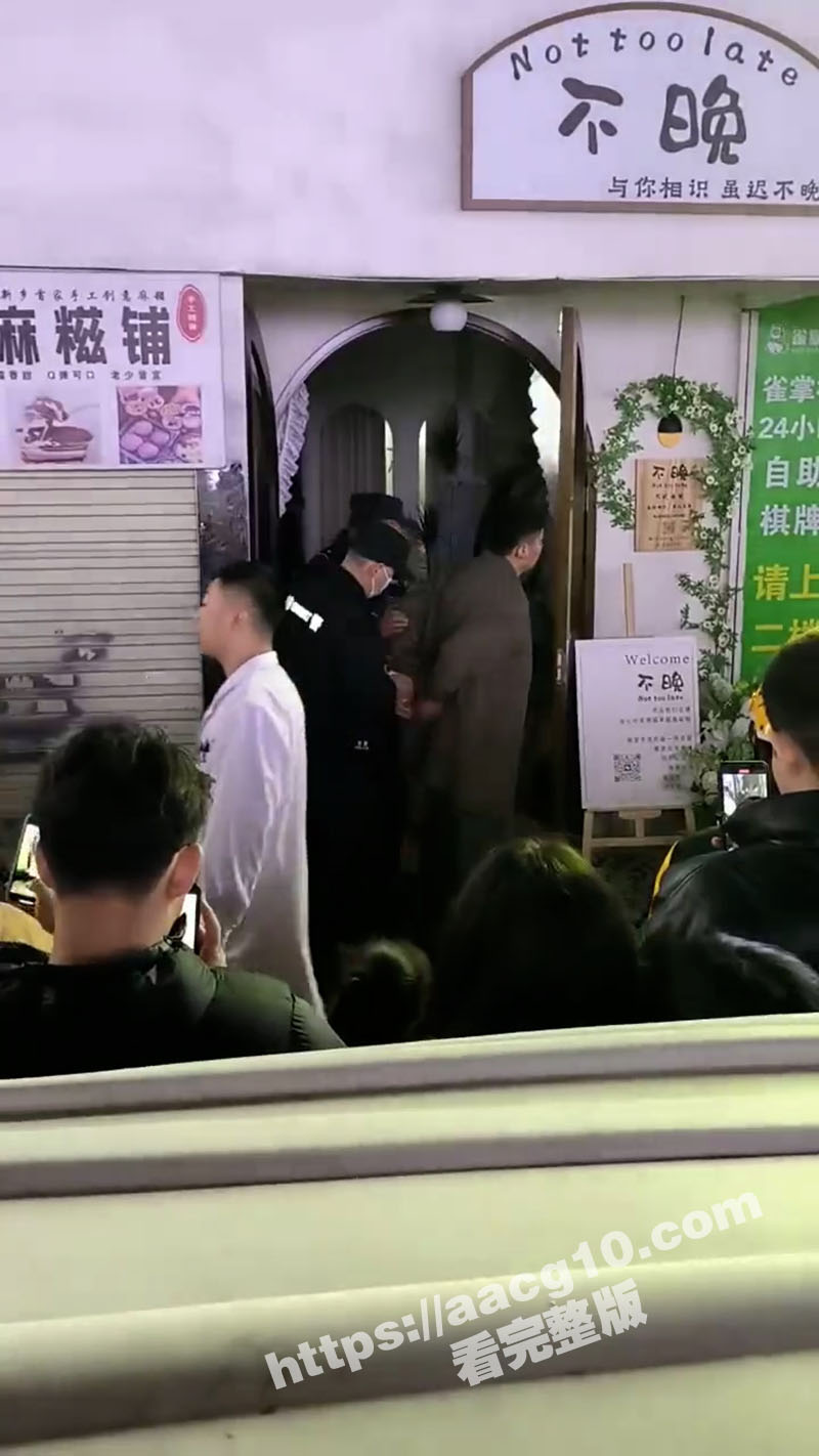 河南新乡大学城不晚女装老板娘被爆当小三 原配上门挑事三人混战打小三 店面受损闹得人尽皆知