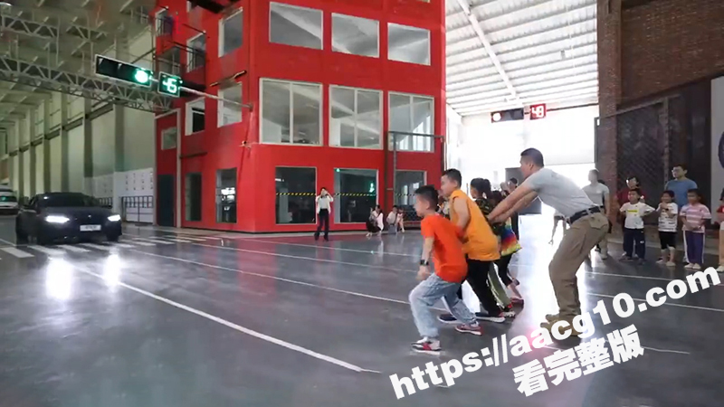 广东珠海发生汽车撞人事件后 官媒发视频教大家遇到汽车冲撞怎么跑才能保命？