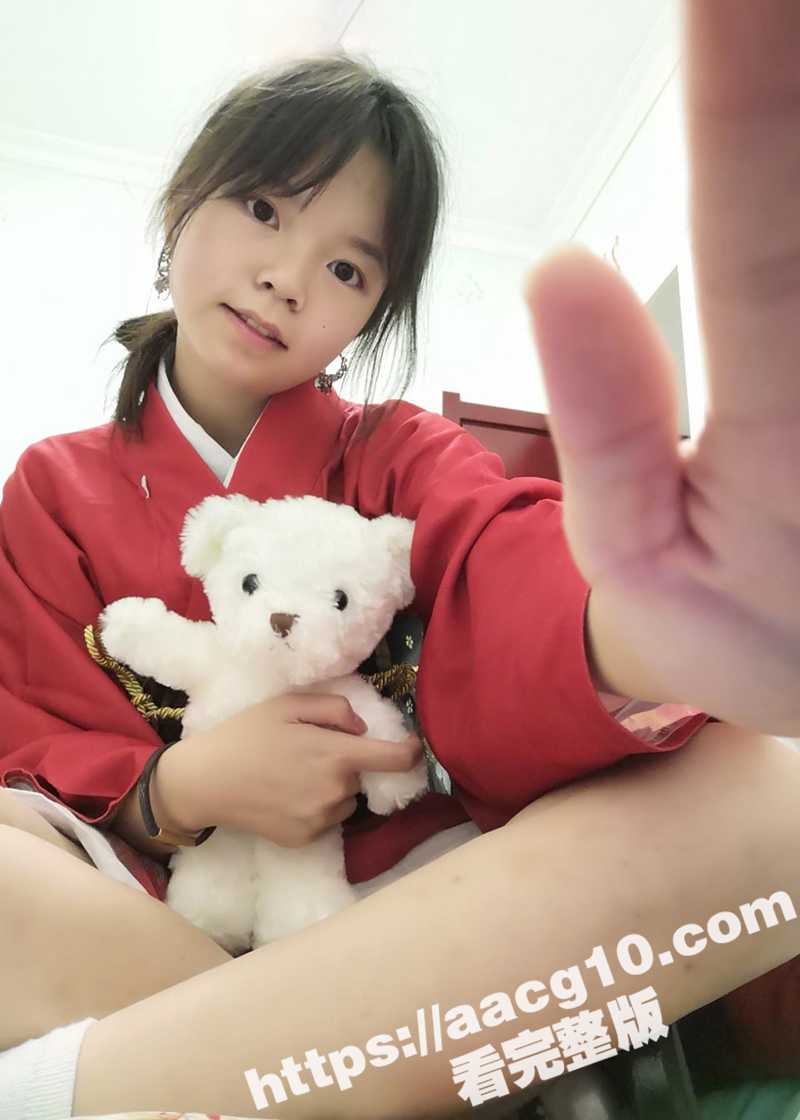 戴着眼镜的萝莉学生妹 舌钉乳钉装饰身体 心型阴蒂淫荡母狗 酒店与野男人疯狂做爱