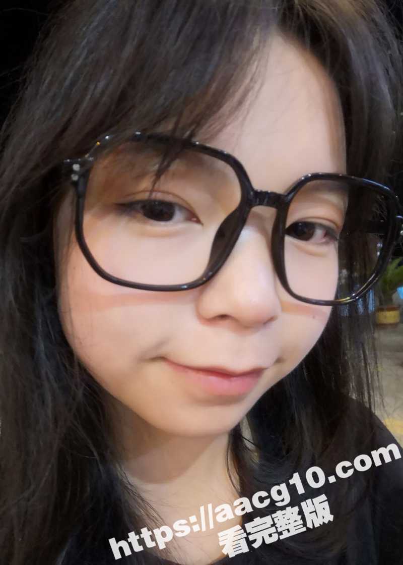 戴着眼镜的萝莉学生妹相关图片