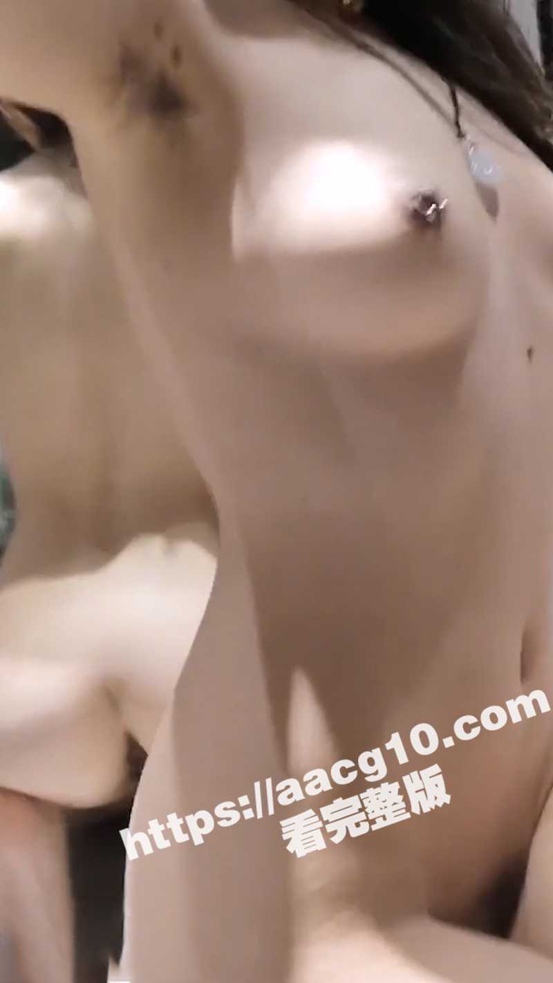 戴着眼镜的萝莉学生妹相关图片