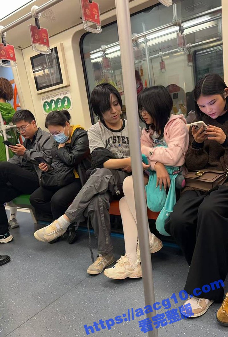 上海地铁7号线惊现刺激一幕 小情侣大胆抠逼 白裙眼镜妹娇喘连连 旁人竟毫无察觉