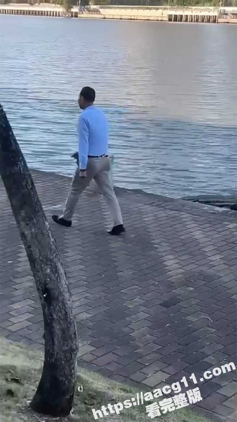 广州市番禺区德兴大桥边 男子在河边遛狗区下毒 天生坏种引群众怒骂 下毒过程被瓜友拍下