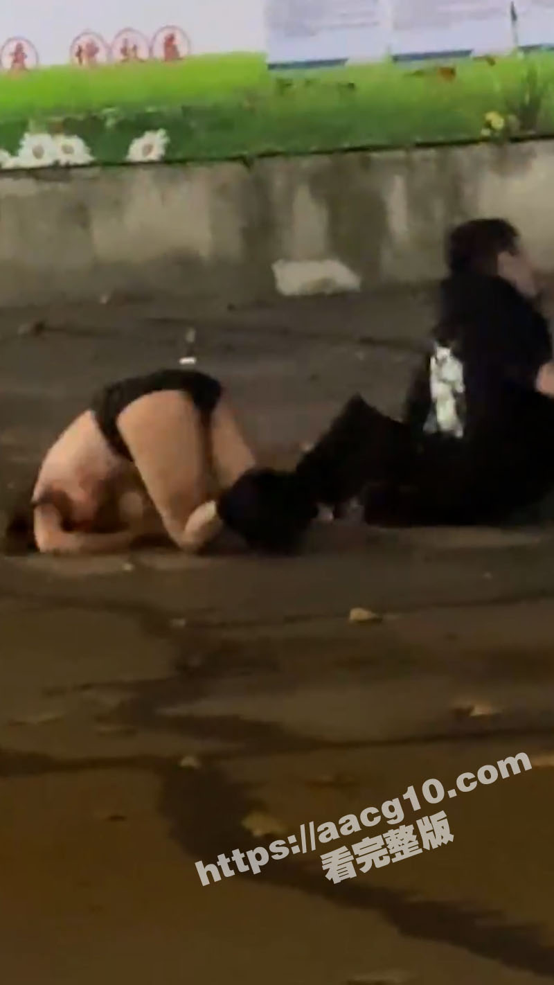 热恋拉拉大街上争得面相关图片