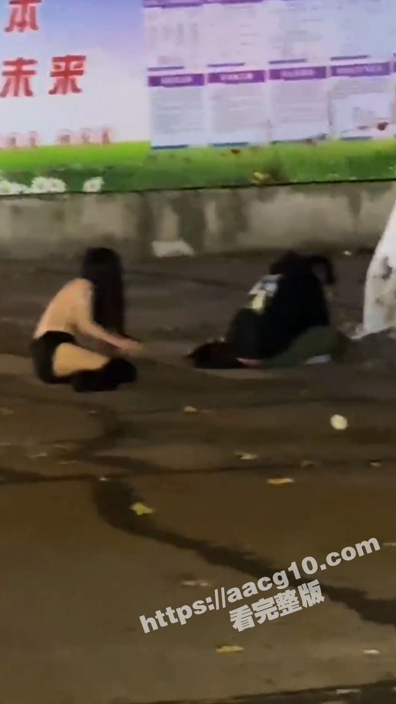 热恋拉拉大街上争得面相关图片