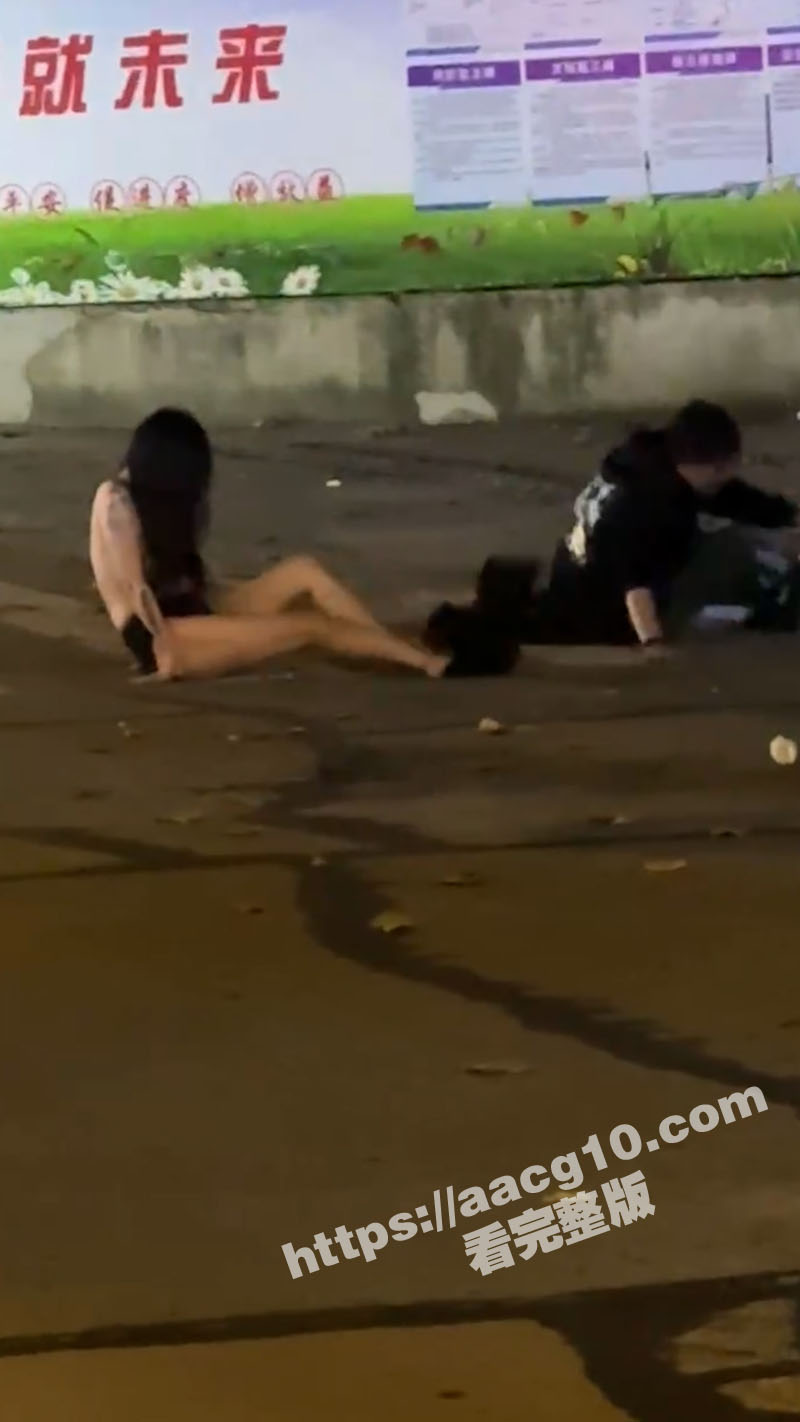 热恋拉拉大街上争得面相关图片