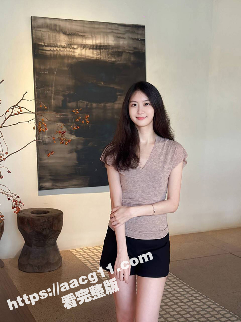 抄底极品包臀裙美少女 居然不穿内裤出门 茂密的黑森林里的肥鲍若隐若现