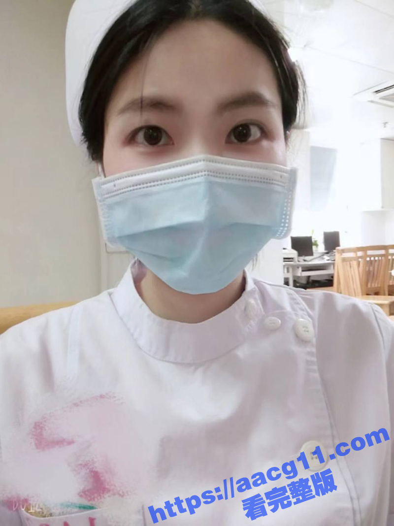 变态亲哥乱伦妹妹 穿上性感白袜加JK 被哥哥爆操无毛嫩穴 同时还在撩骚小护士 又色又变态啊