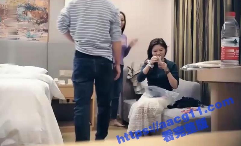 双飞极品少妇 蓝白双姝床上各种姿势伺候 抢肉棒各种啪啪干到腿软
