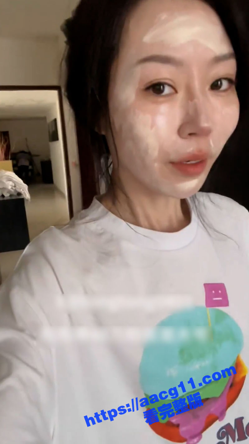 推特骚母狗彤彤乖出国了也不消停 对着客房男服务员脱衣露奶直播 直言自己是贱逼骚逼