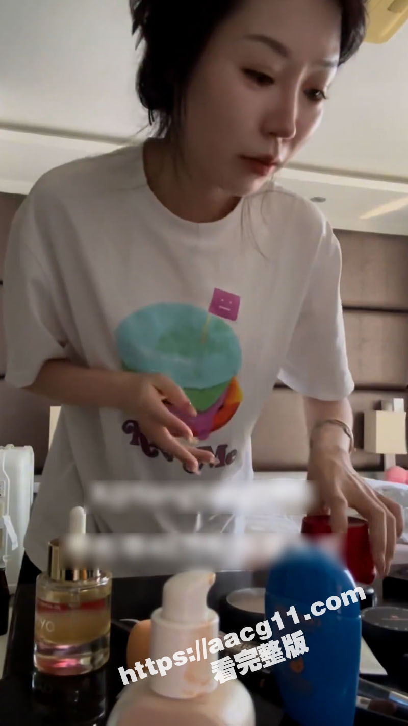 推特骚母狗彤彤乖出国相关图片